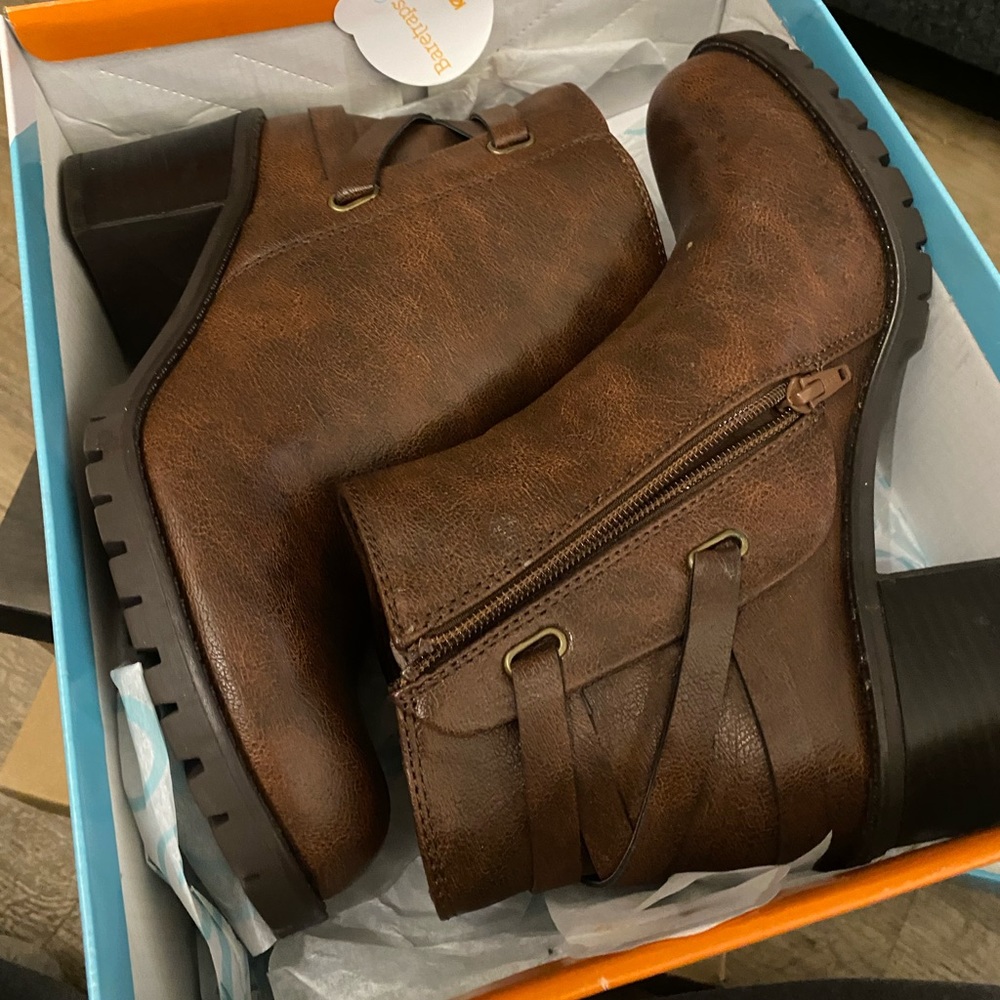 Brown brand new zip up boots